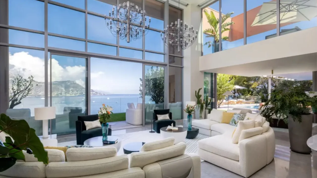 Elegant Hilltop Villa With Panoramic Views photo 2