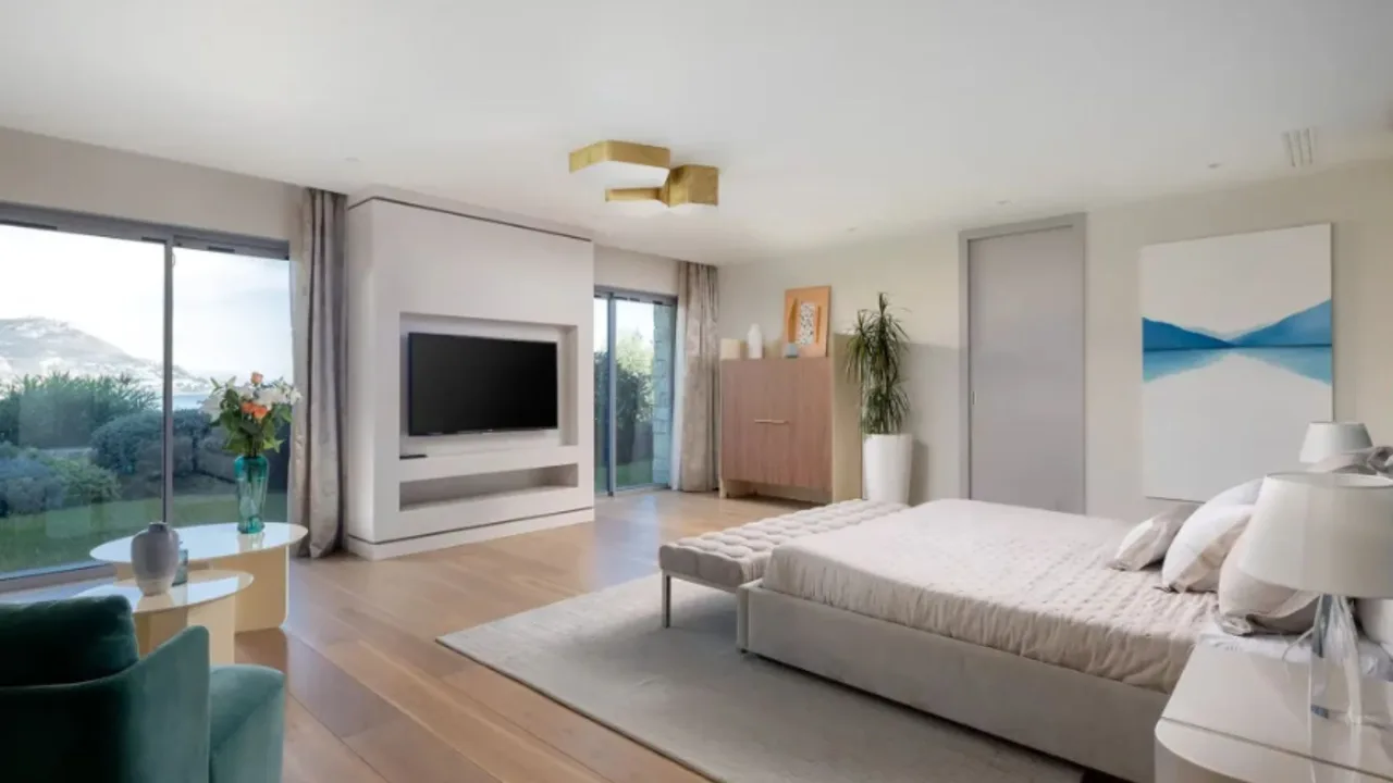 Elegant Hilltop Villa With Panoramic Views photo 3