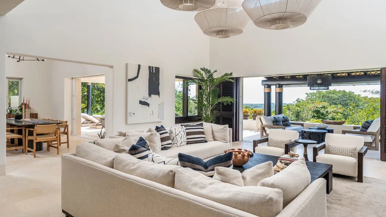 Stylish Oceanview Four Seasons Retreat photo 2