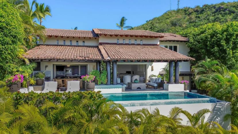 Lavish Four Seasons Resort Escape