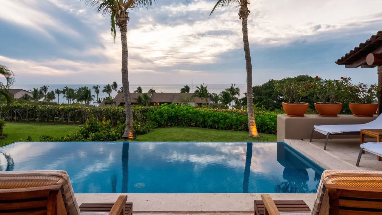Oceanview Pool and Jacuzzi Escape photo 4