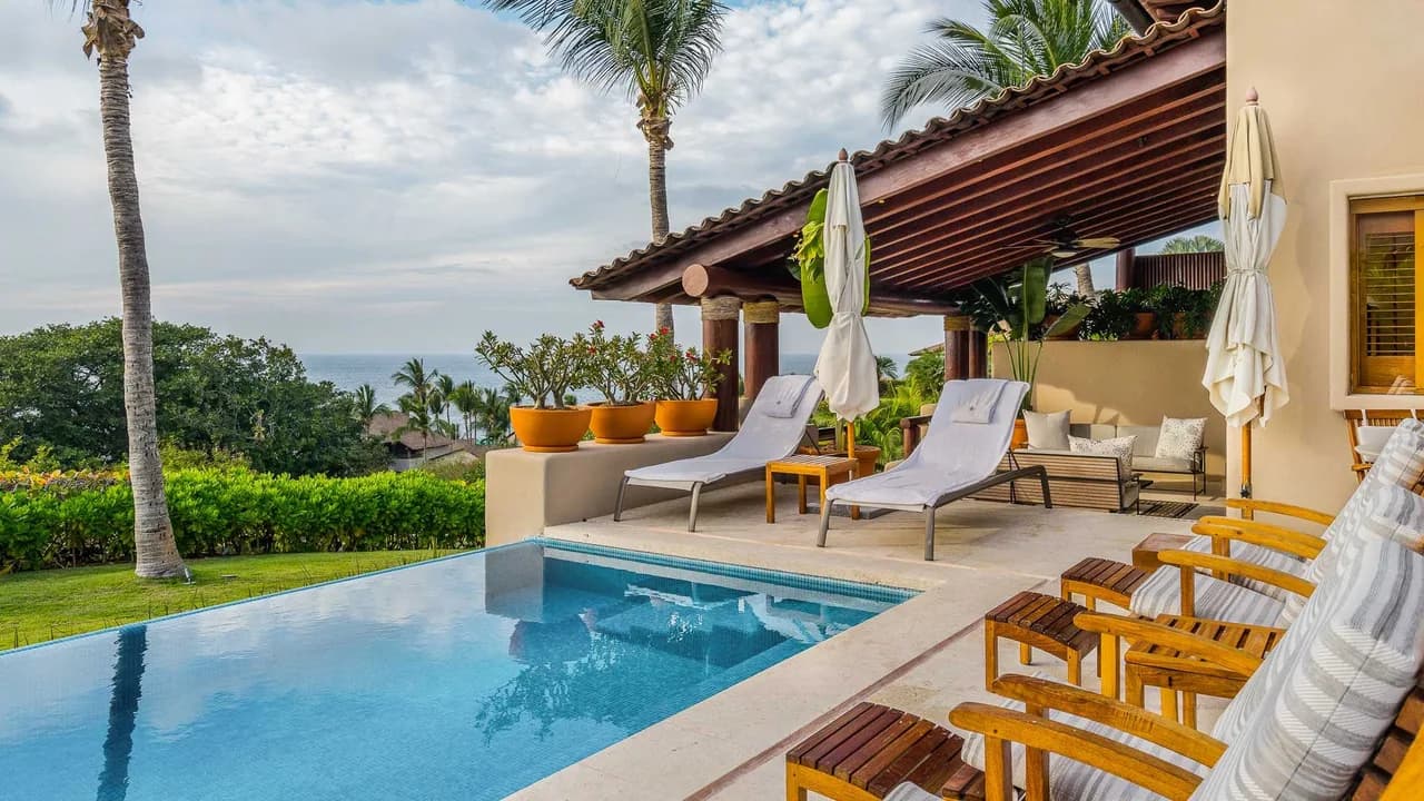 Oceanview Pool and Jacuzzi Escape photo 5
