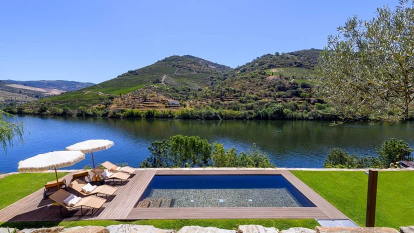 Riverfront Douro Villa With Pool