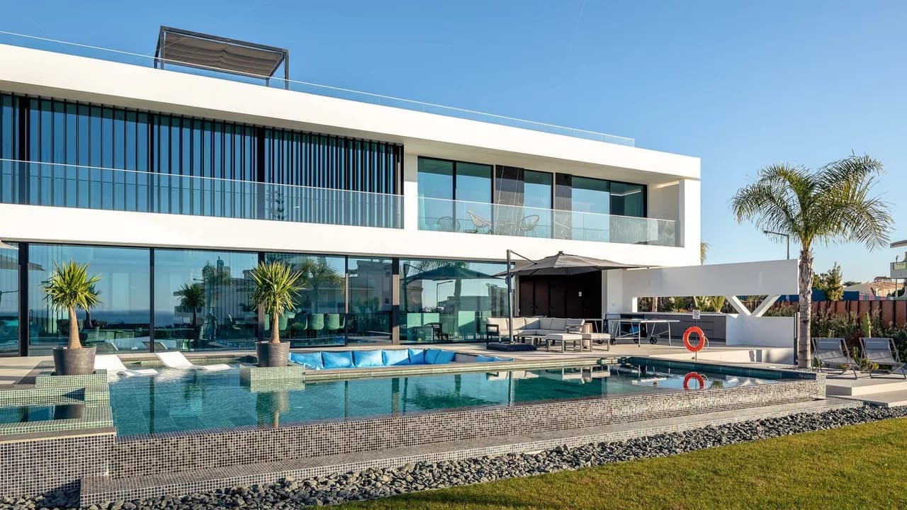Contemporary Home With Algarve Charm photo 5