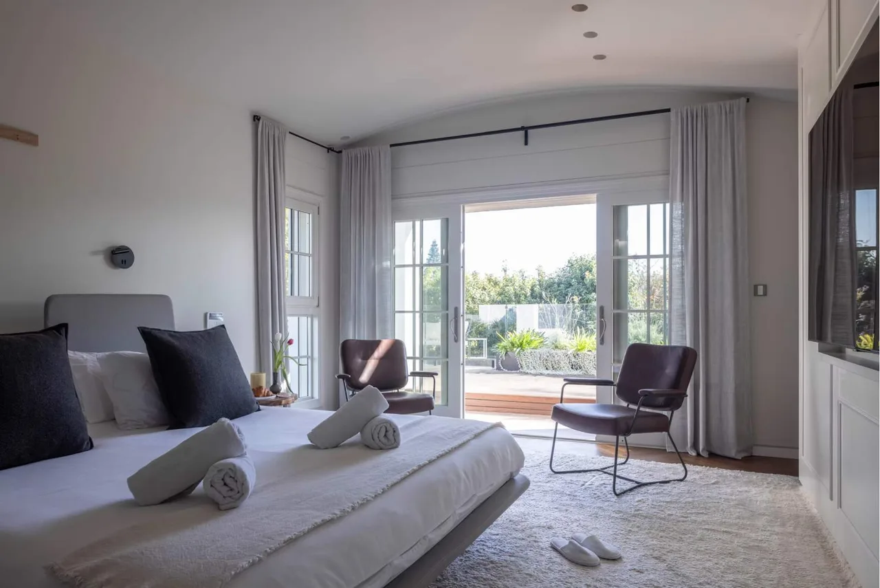 Tranquil Luxe Retreat in Kfar Shmaryahu photo 4
