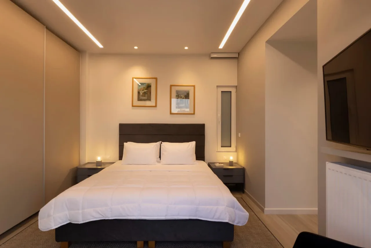 Sleek 2BR Flat With Huge Veranda photo 3