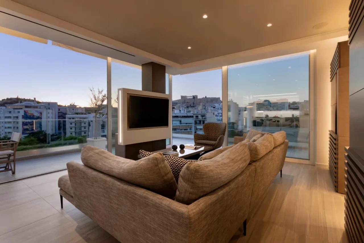 Sleek 2BR Flat With Huge Veranda photo 5