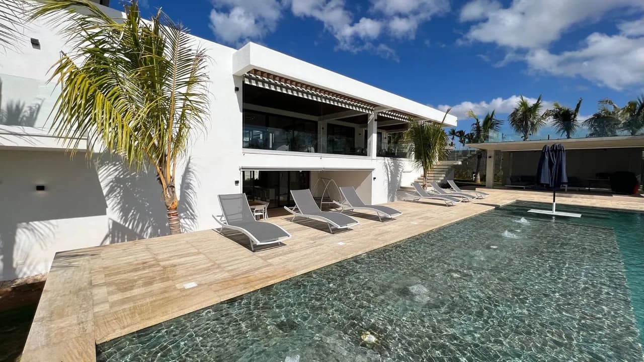 Poolside Luxury in Casa Resort
