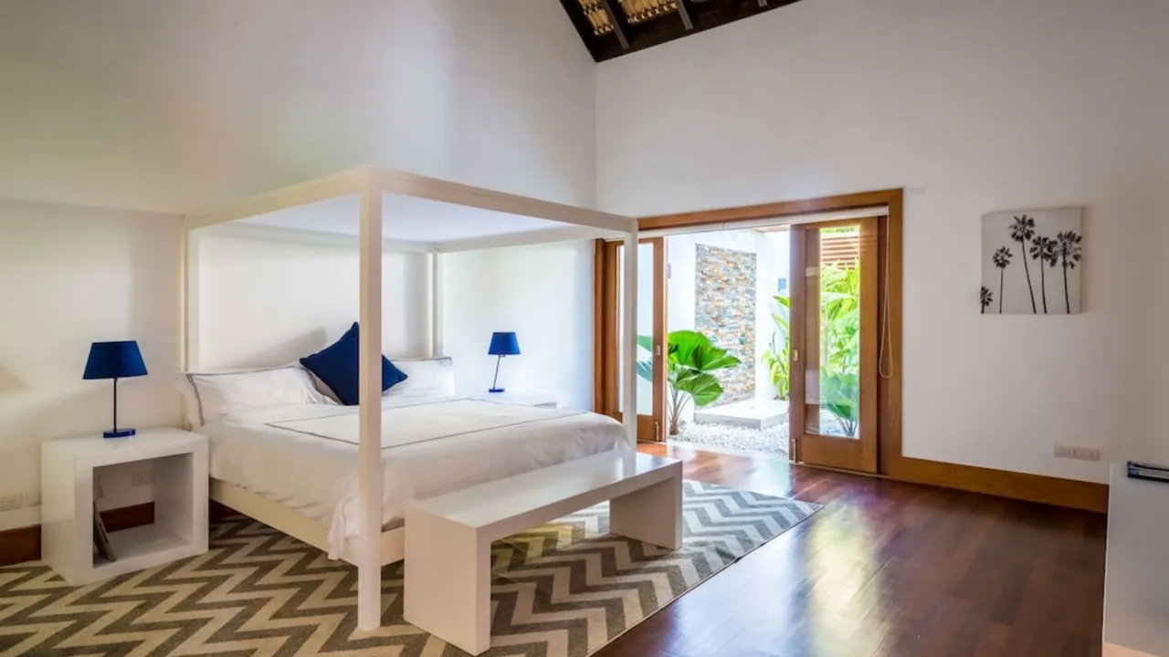 Tropical Escape Steps From Beach photo 3