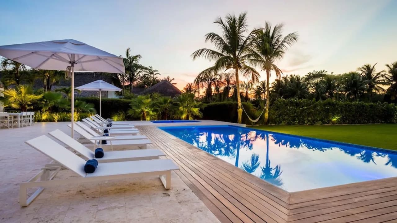 Tropical Escape Steps From Beach photo 4
