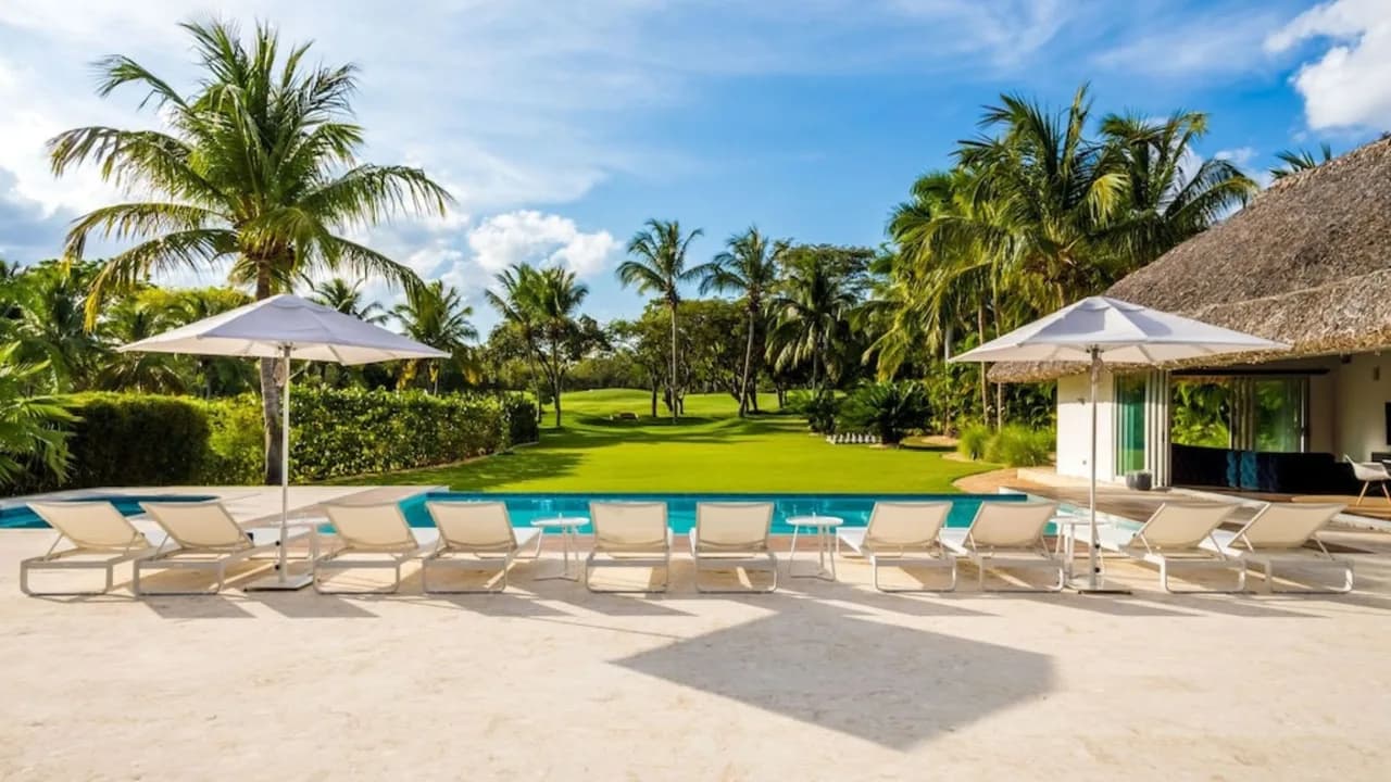Tropical Escape Steps From Beach photo 5