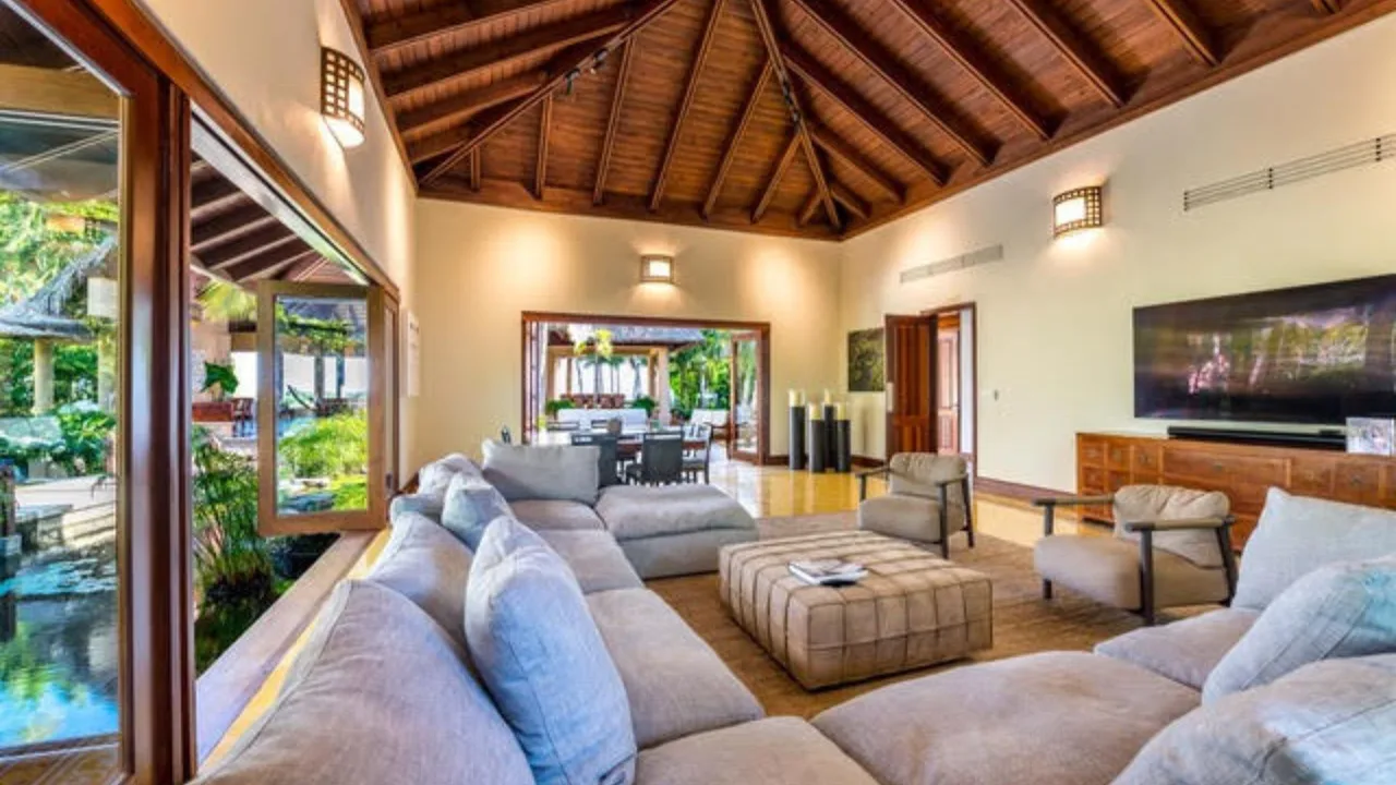 Peaceful Oceanfront Villa With Jacuzzi photo 2