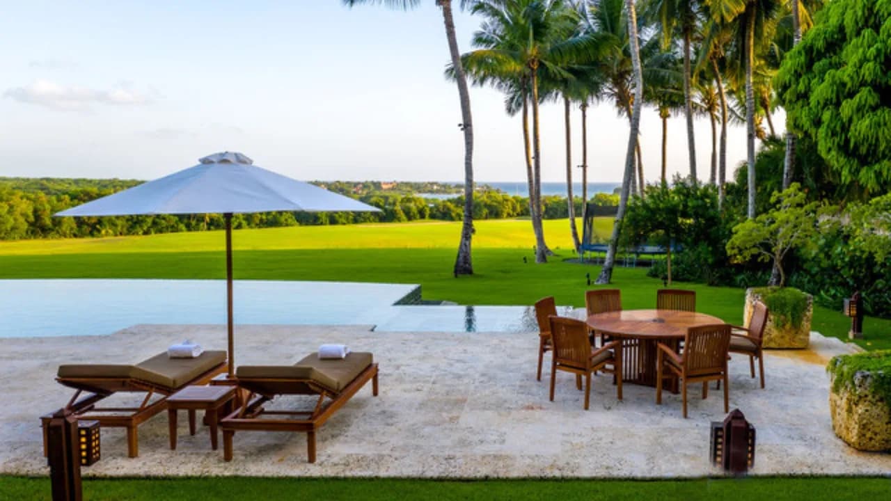 Peaceful Oceanfront Villa With Jacuzzi photo 4