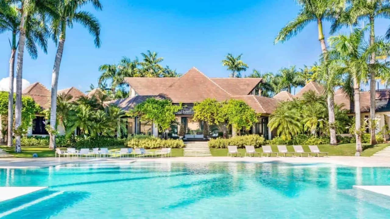 Breathtaking Estate Overlooking Dye Fore