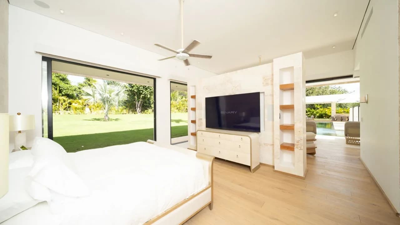 Six-Bedroom Oceanfront Dream Retreat photo 3