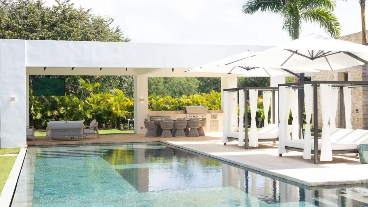 Six-Bedroom Oceanfront Dream Retreat photo 4