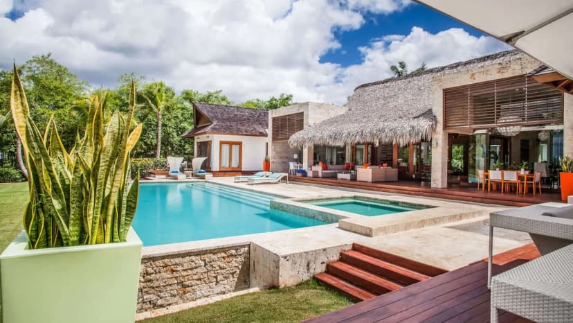 Contemporary Villa Near Minitas Beach