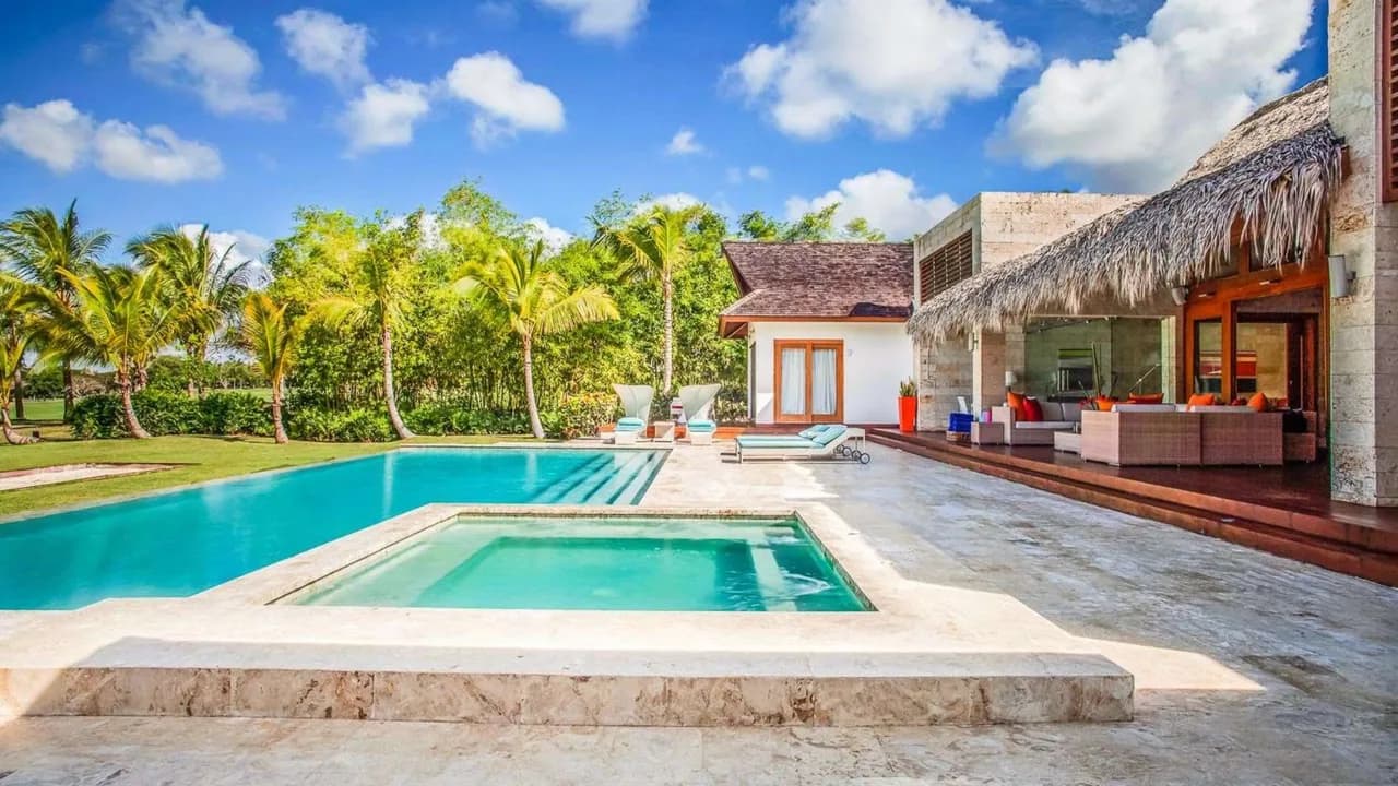 Contemporary Villa Near Minitas Beach photo 4