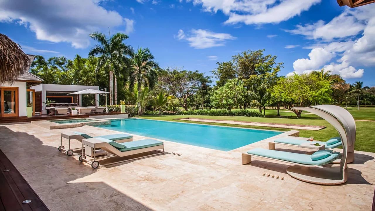 Contemporary Villa Near Minitas Beach photo 5
