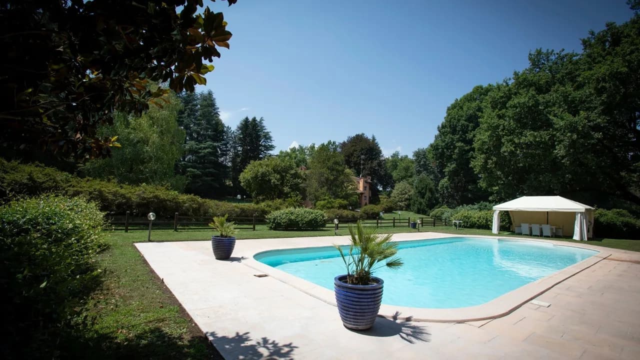 Luxurious Countryside Escape Near Lake
