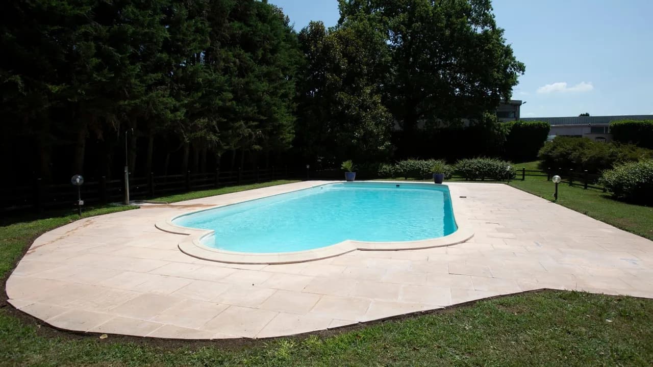 Luxurious Countryside Escape Near Lake photo 4