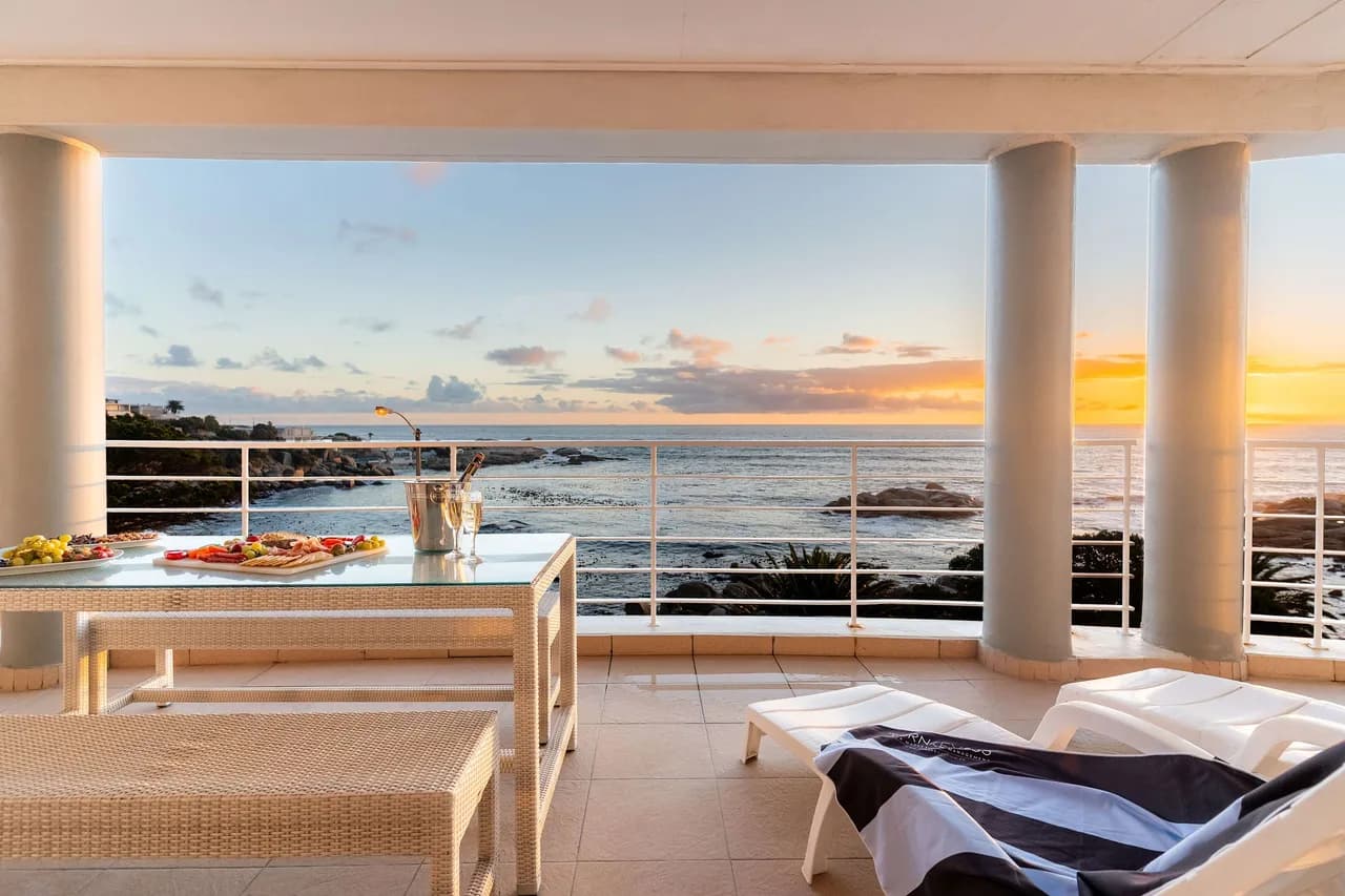 Beachfront Apartment with Panoramic Views in Cape Town