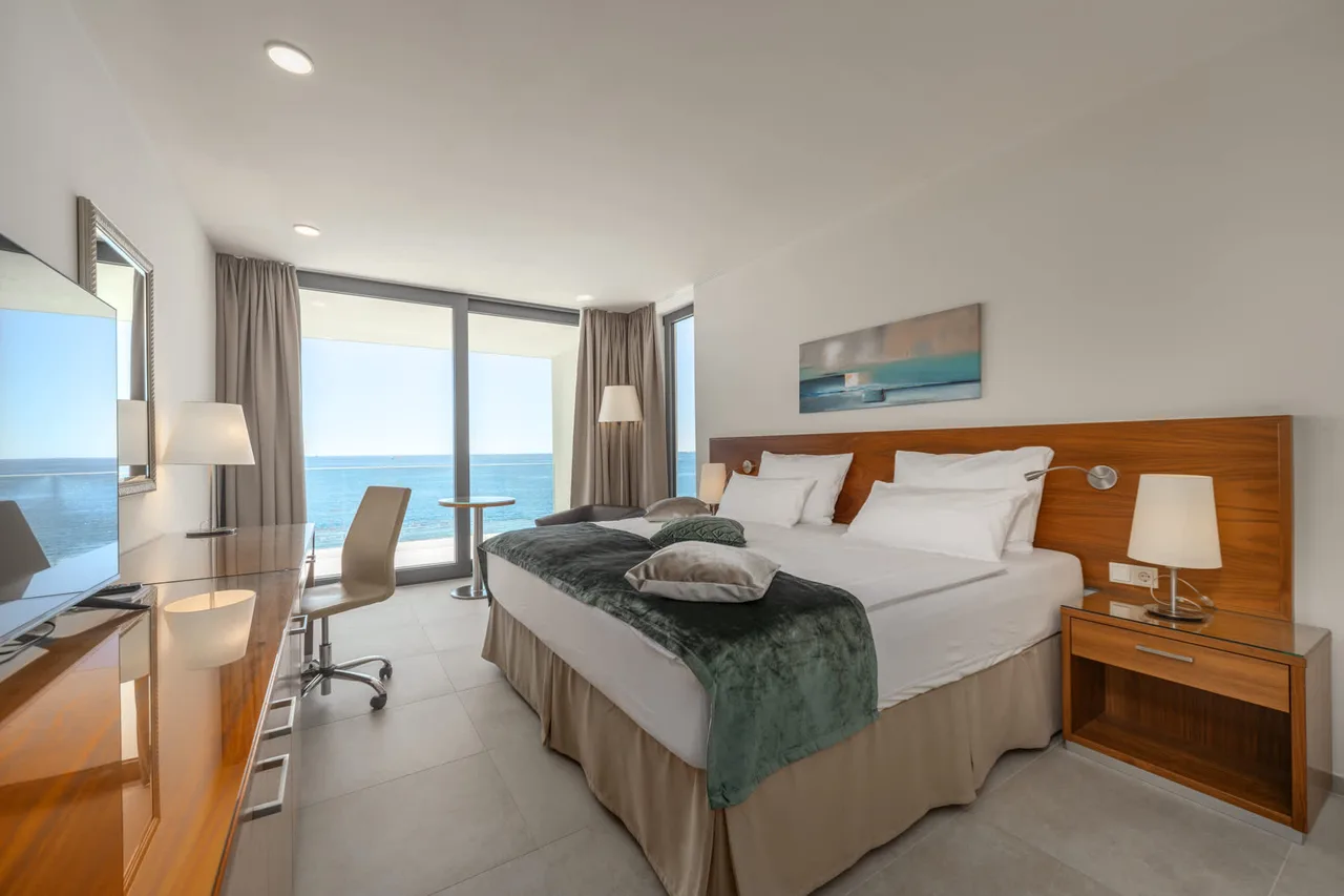 Modern Coastal Villa with Five Bedrooms photo 3