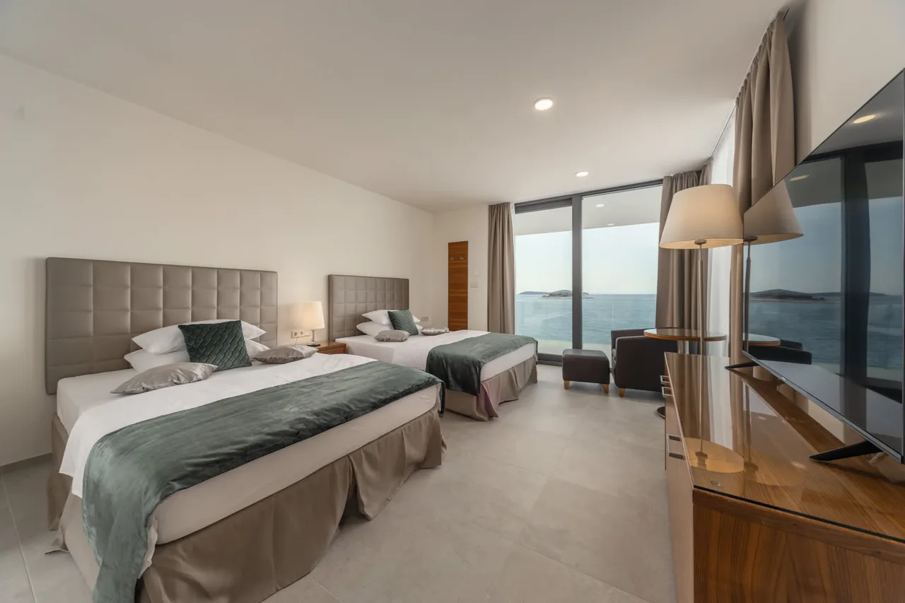 Contemporary Villa with Luxury Amenities photo 3
