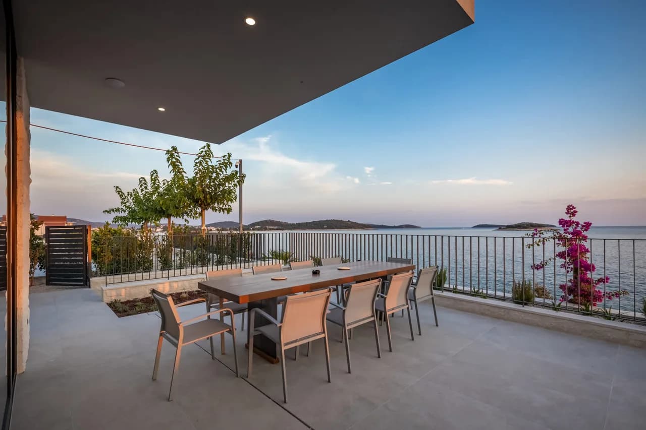 Contemporary Villa with Luxury Amenities photo 4