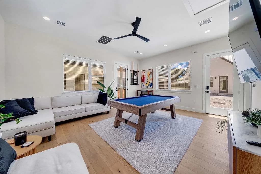 Expansive Poolside Villa in Austin photo 2