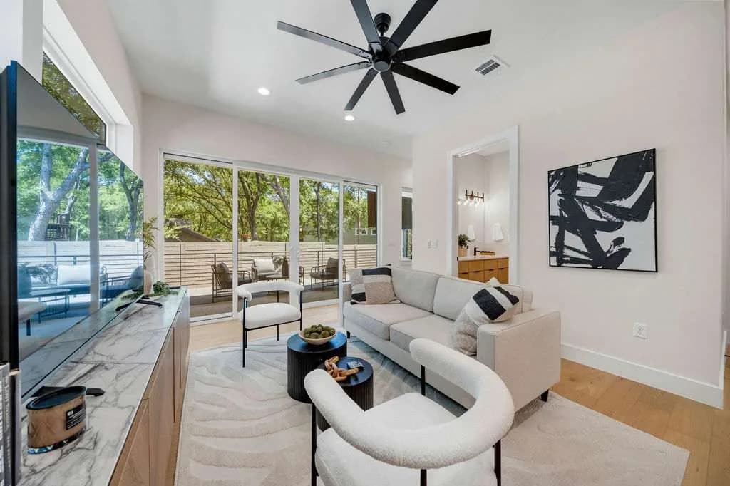 Expansive Poolside Villa in Austin photo 3
