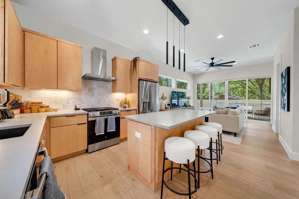 Expansive Poolside Villa in Austin photo 4