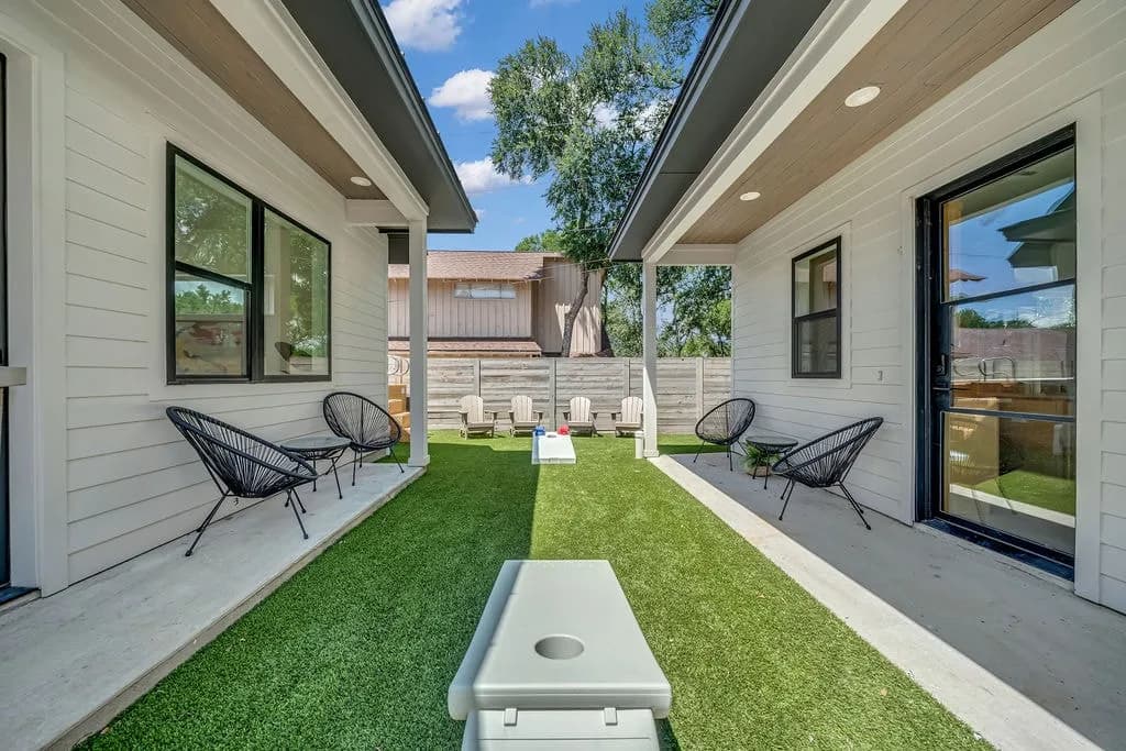 Expansive Poolside Villa in Austin photo 5