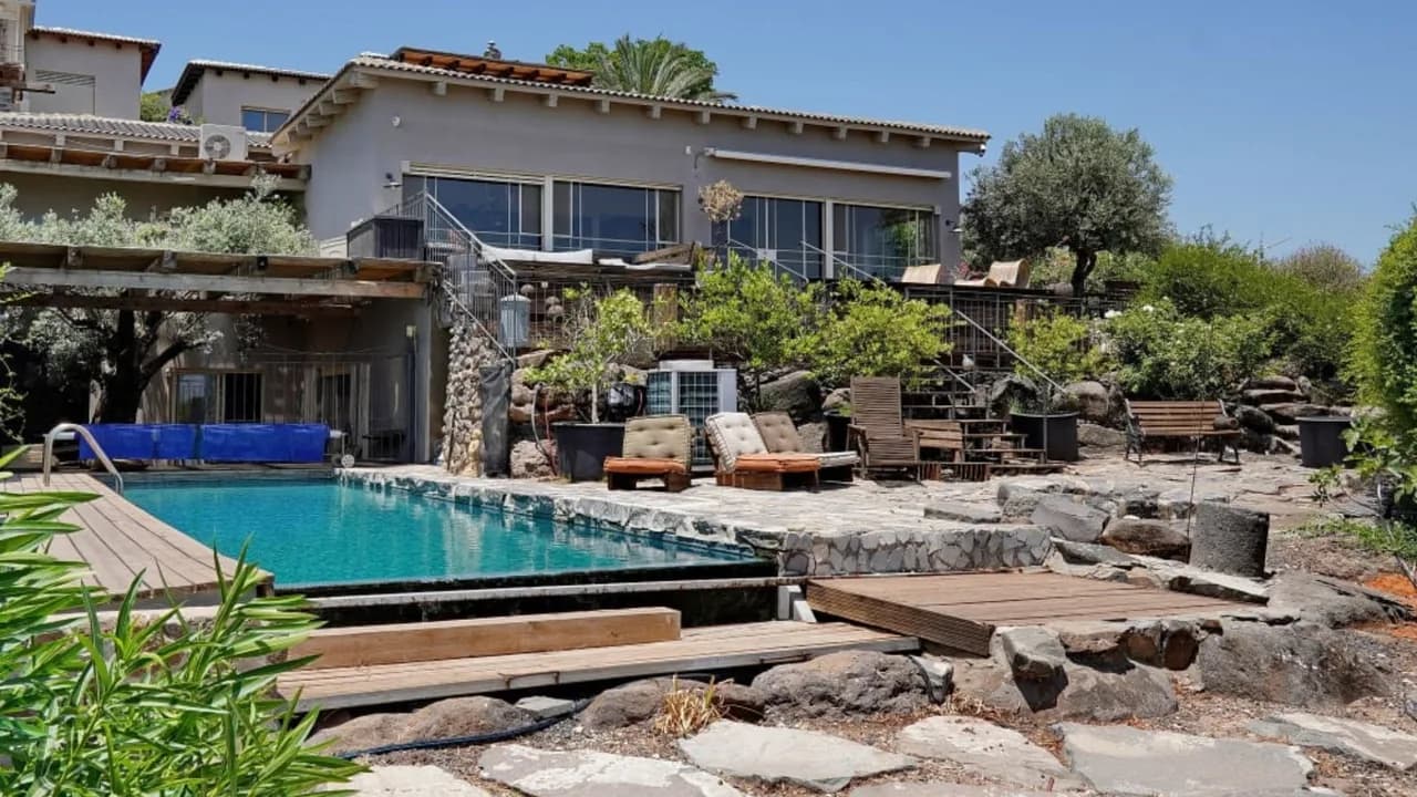 Luxury Retreat With Garden ,Heated and Fenced Pool