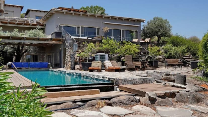 Luxury Retreat With Garden ,Heated and Fenced Pool