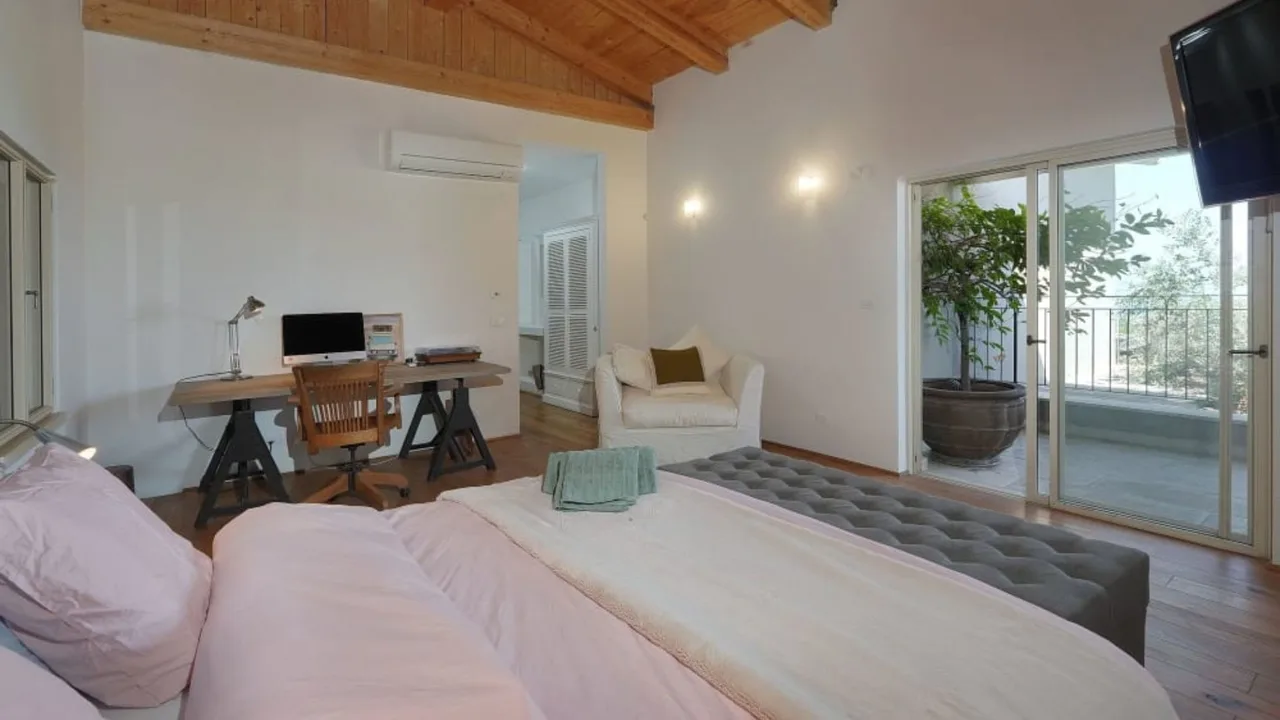 Luxury Retreat With Garden ,Heated and Fenced Pool photo 3