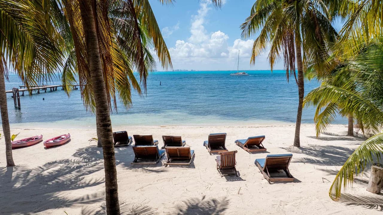 Villa Angela | 4BR | Beachfront & Private Pool photo 3