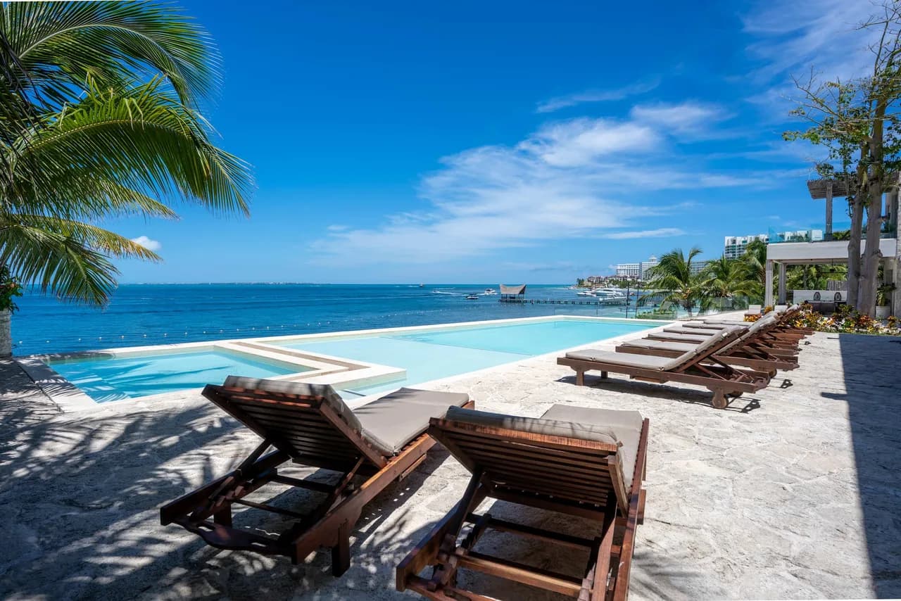 CasaZul | 9 BR | Luxury Beachfront Mansion photo 5