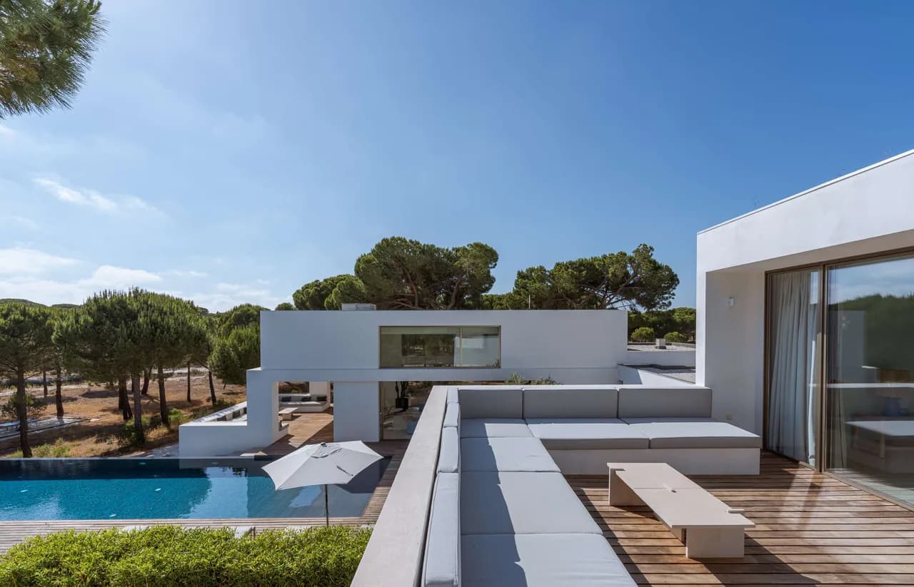 Elegant Villa Retreat With Infinity Pool photo 2