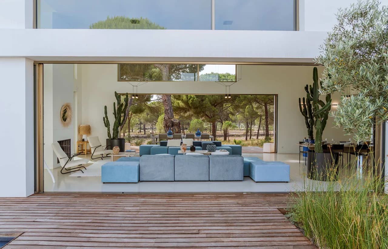 Elegant Villa Retreat With Infinity Pool photo 4