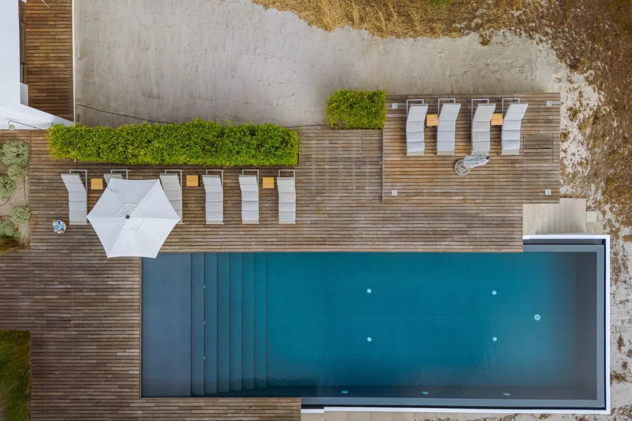 Elegant Villa Retreat With Infinity Pool photo 5