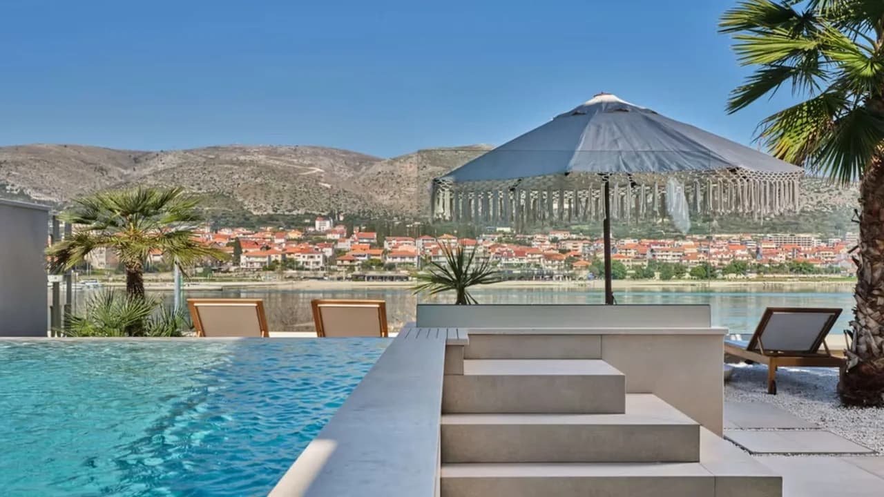 Mediterranean-Inspired Villa Near Beach photo 4