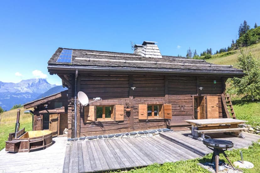 Alpine Charm With Outdoor Hot Tub