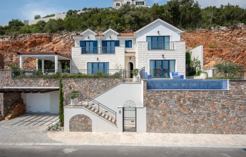 4BR Townhouse With Private Pool