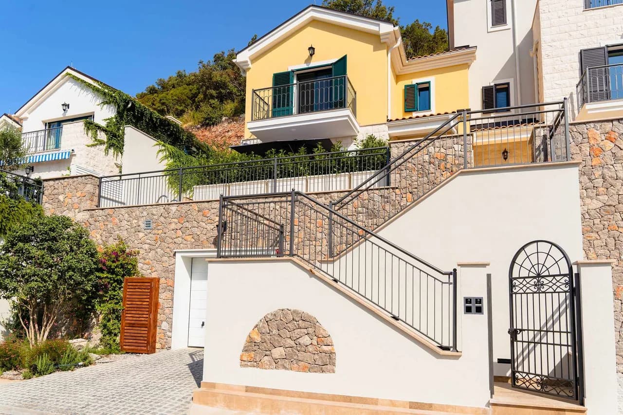 2BR Sea View Townhouse With Pool photo 4