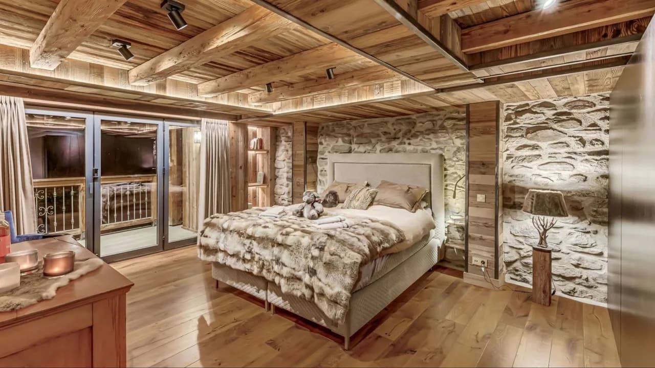 Luxury Chalet With Gondola Ski Access photo 2