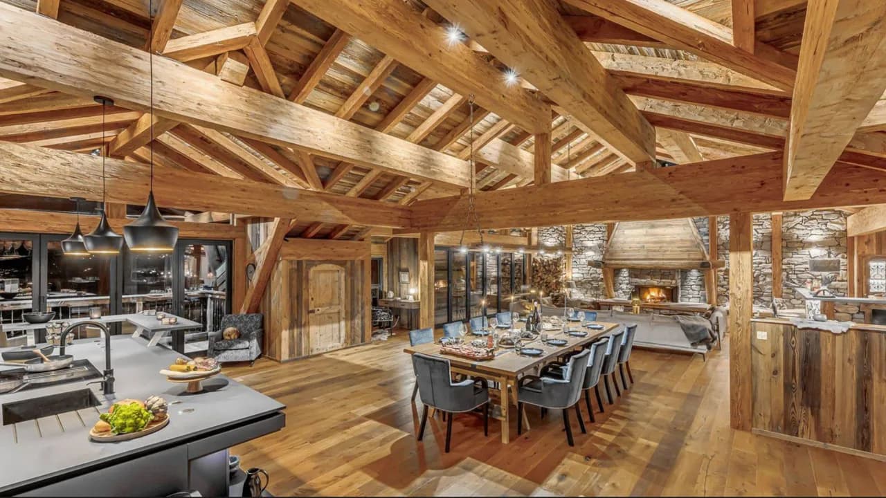 Luxury Chalet With Gondola Ski Access photo 3