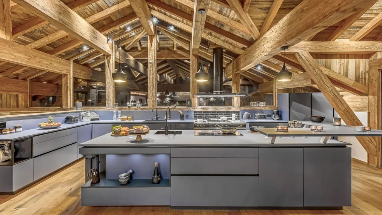 Luxury Chalet With Gondola Ski Access photo 5