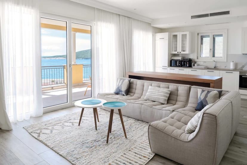 Elegant Two Bedroom Sea View Stay