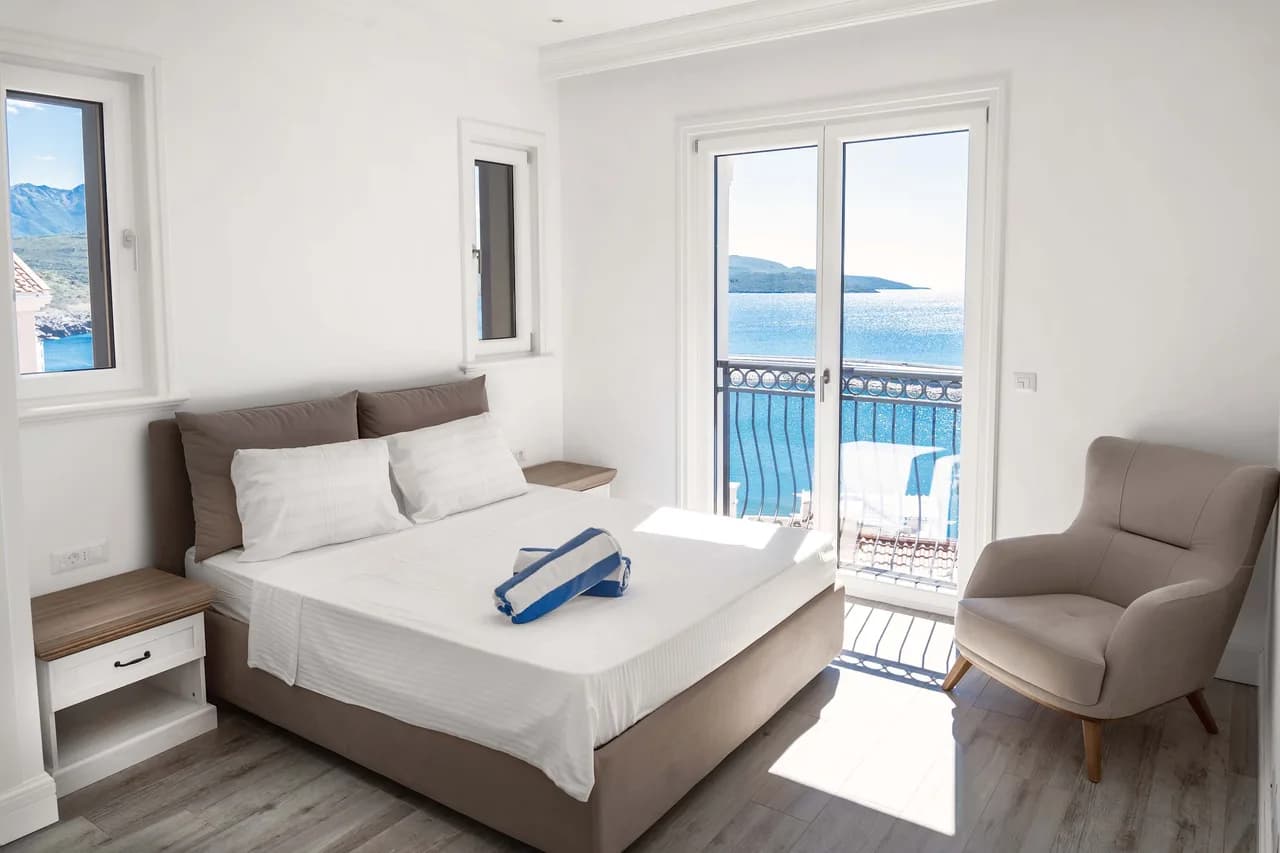 Elegant Two Bedroom Sea View Stay photo 2